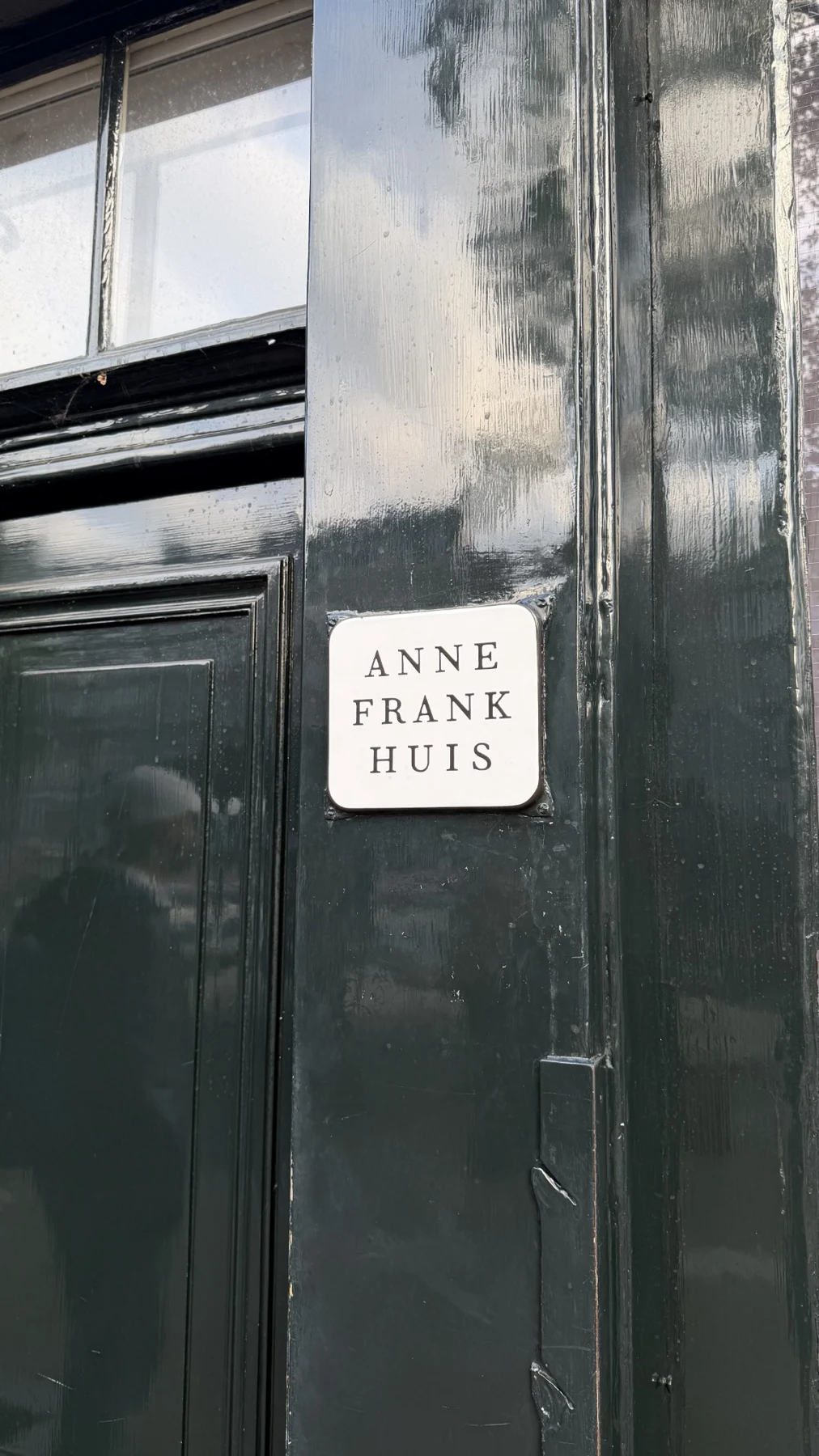 La entrada histórica de la Casa de Ana Frank.