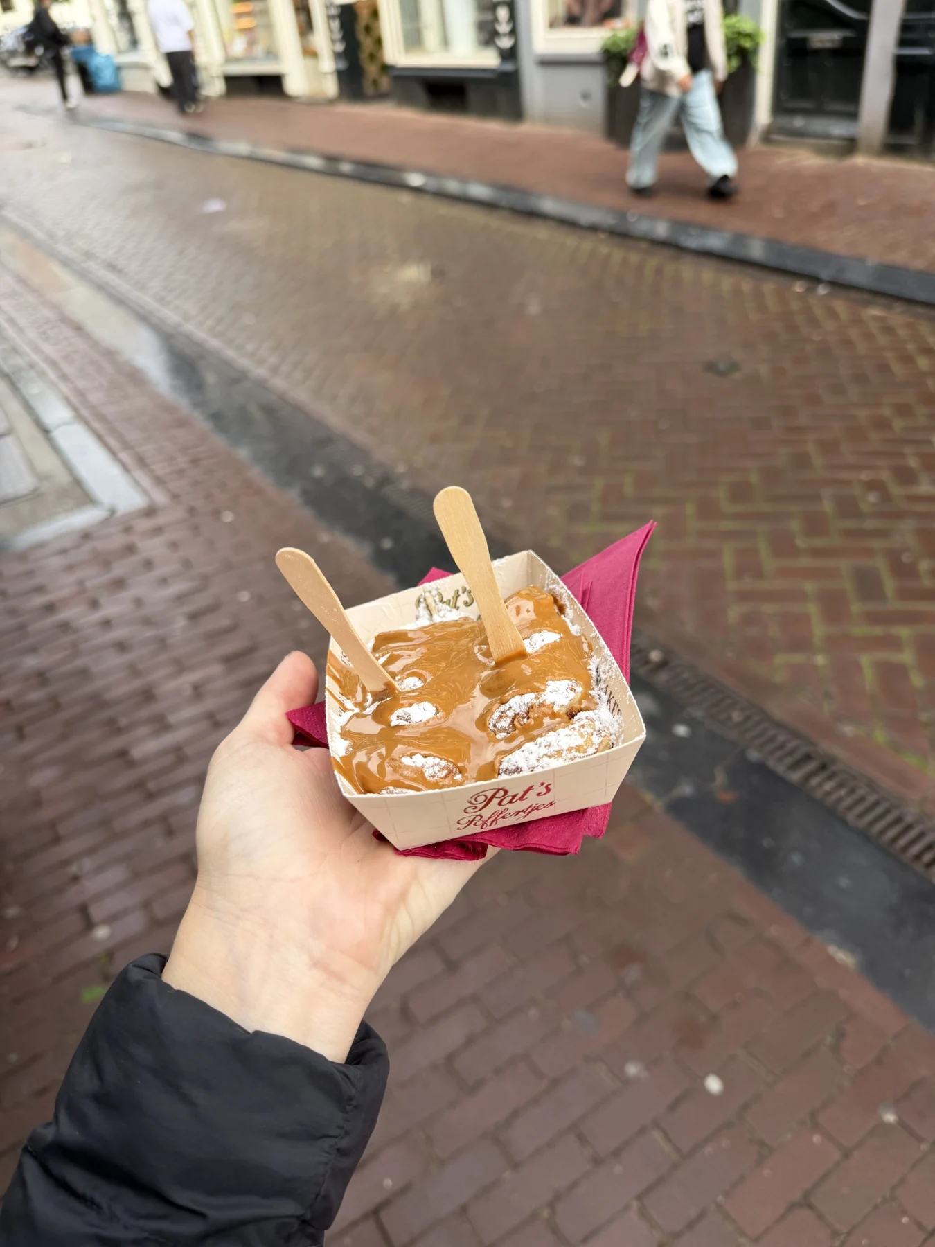 Una porción de poffertjes para compartir.
