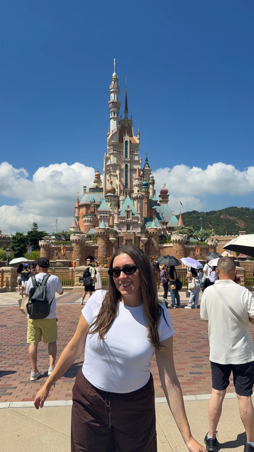 Frente al castillo de Hong Kong Disneyland.
