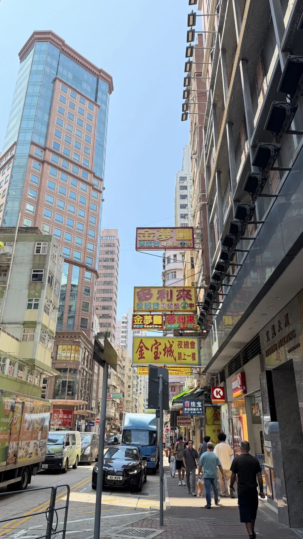 Calles, carteles y edificios: Hong Kong también se conoce caminando.