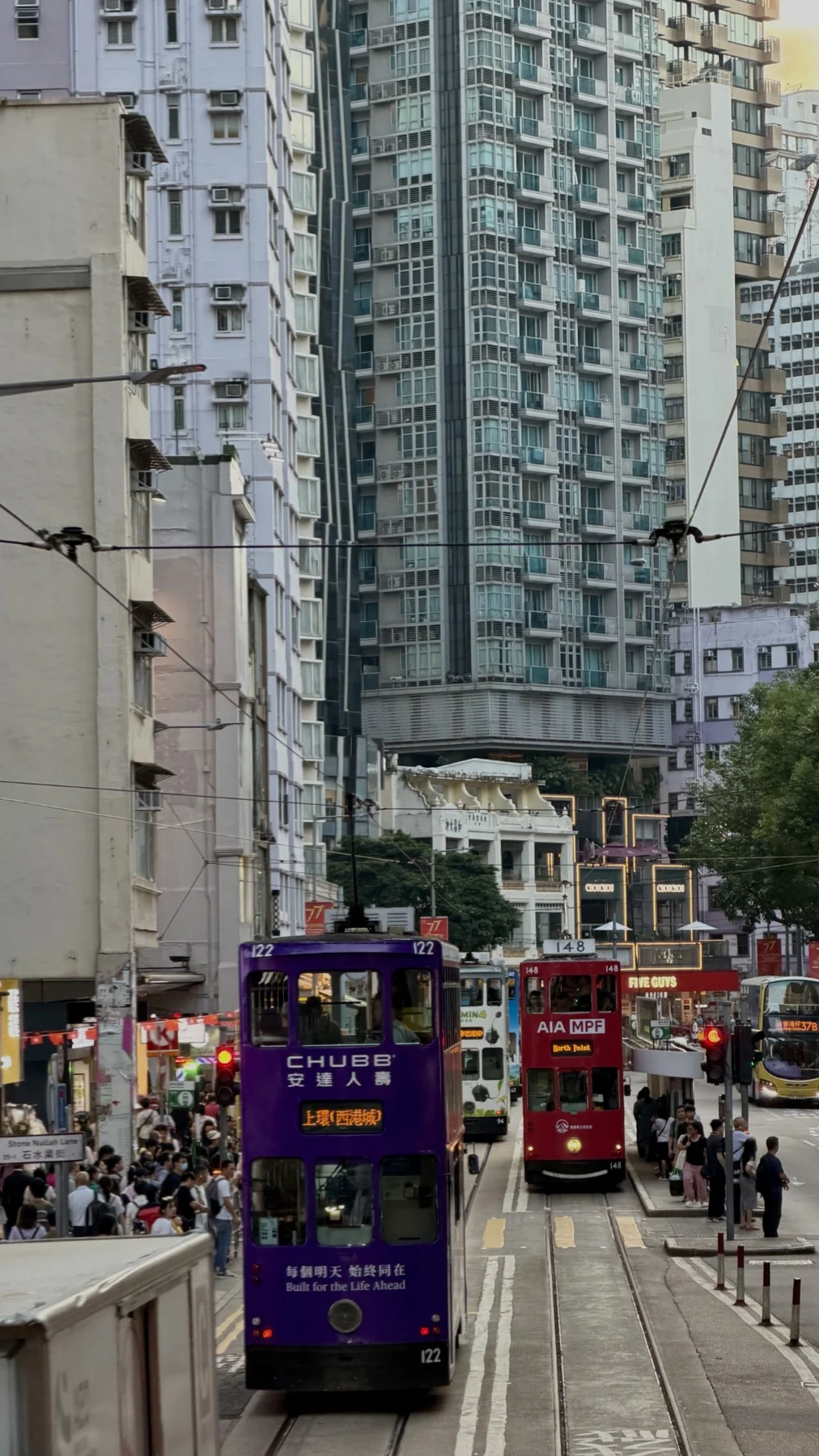 Los tranvías de dos pisos en Hong Kong Island.