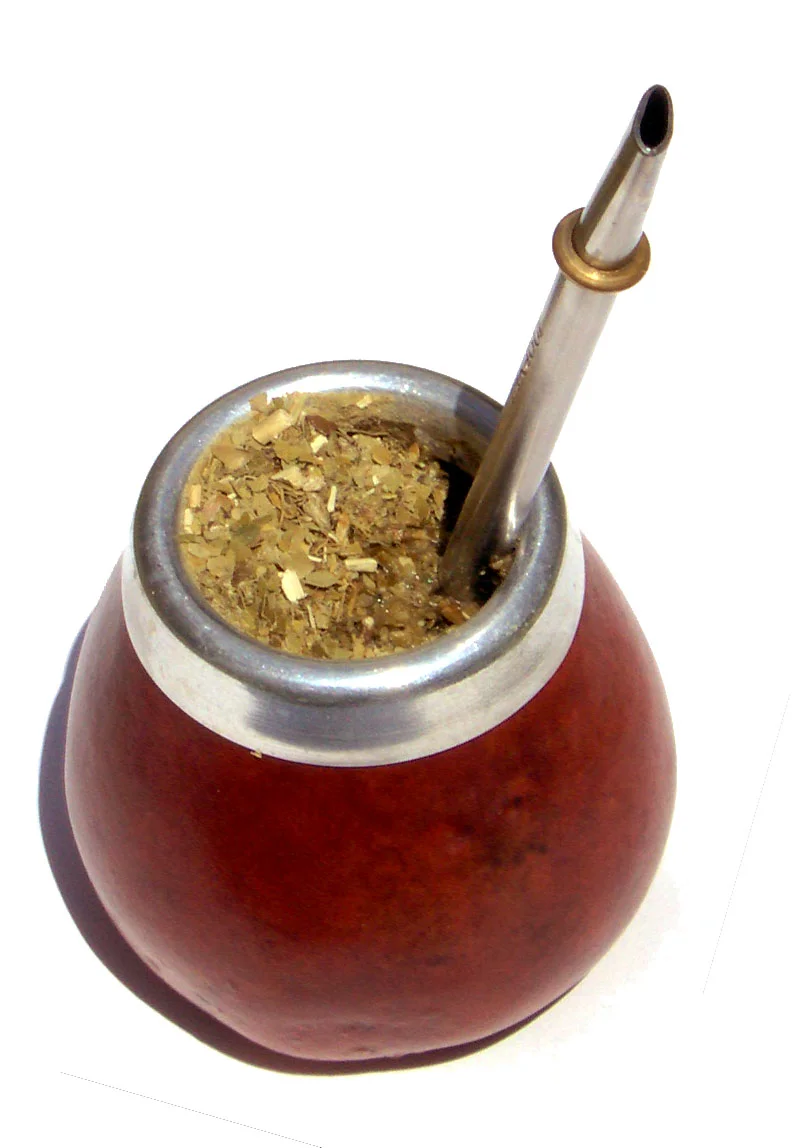 Mate con yerba y bombilla.