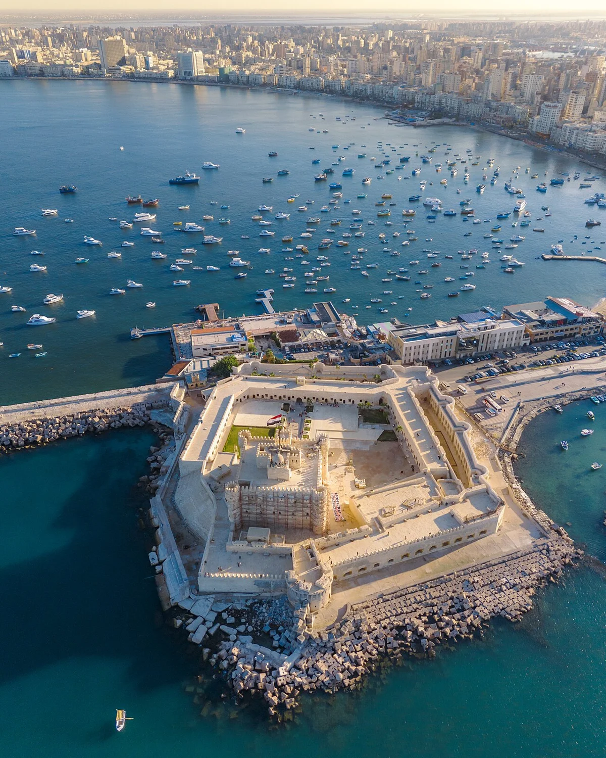 Fortaleza de Qaitbay: edificio posterior levantado sobre las ruinas del faro.