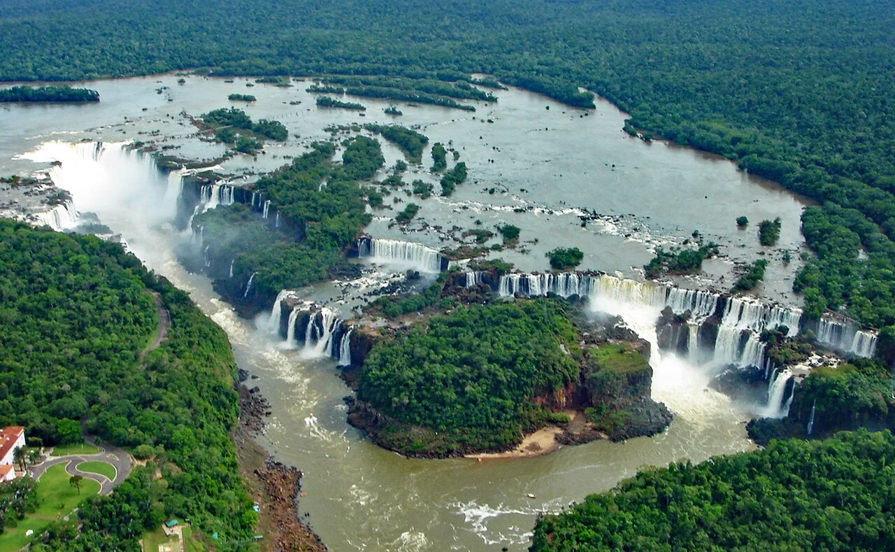 Vista aérea real de las cataratas del Iguazú