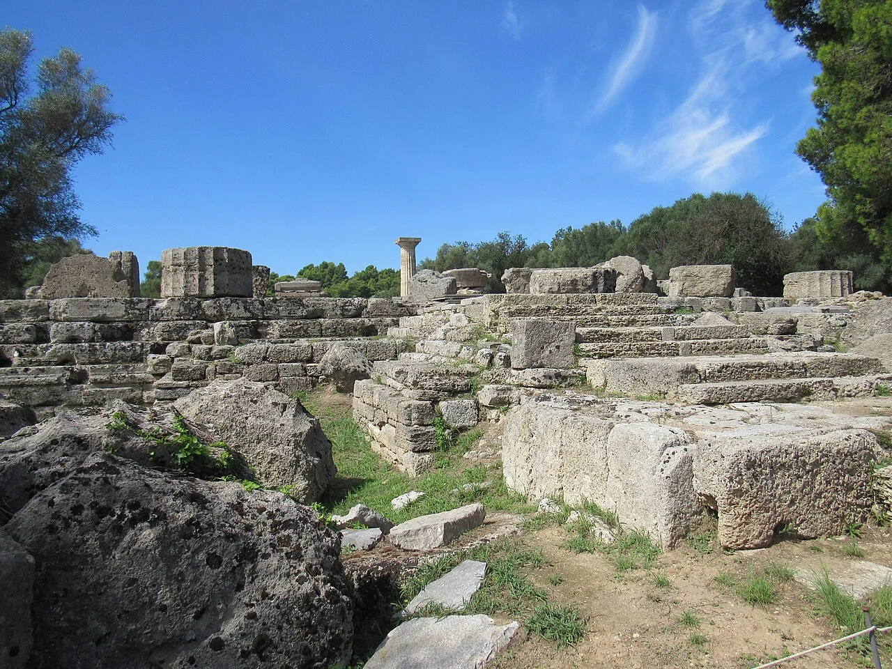 Restos del templo de Zeus en Olimpia; la estatua no se conserva.